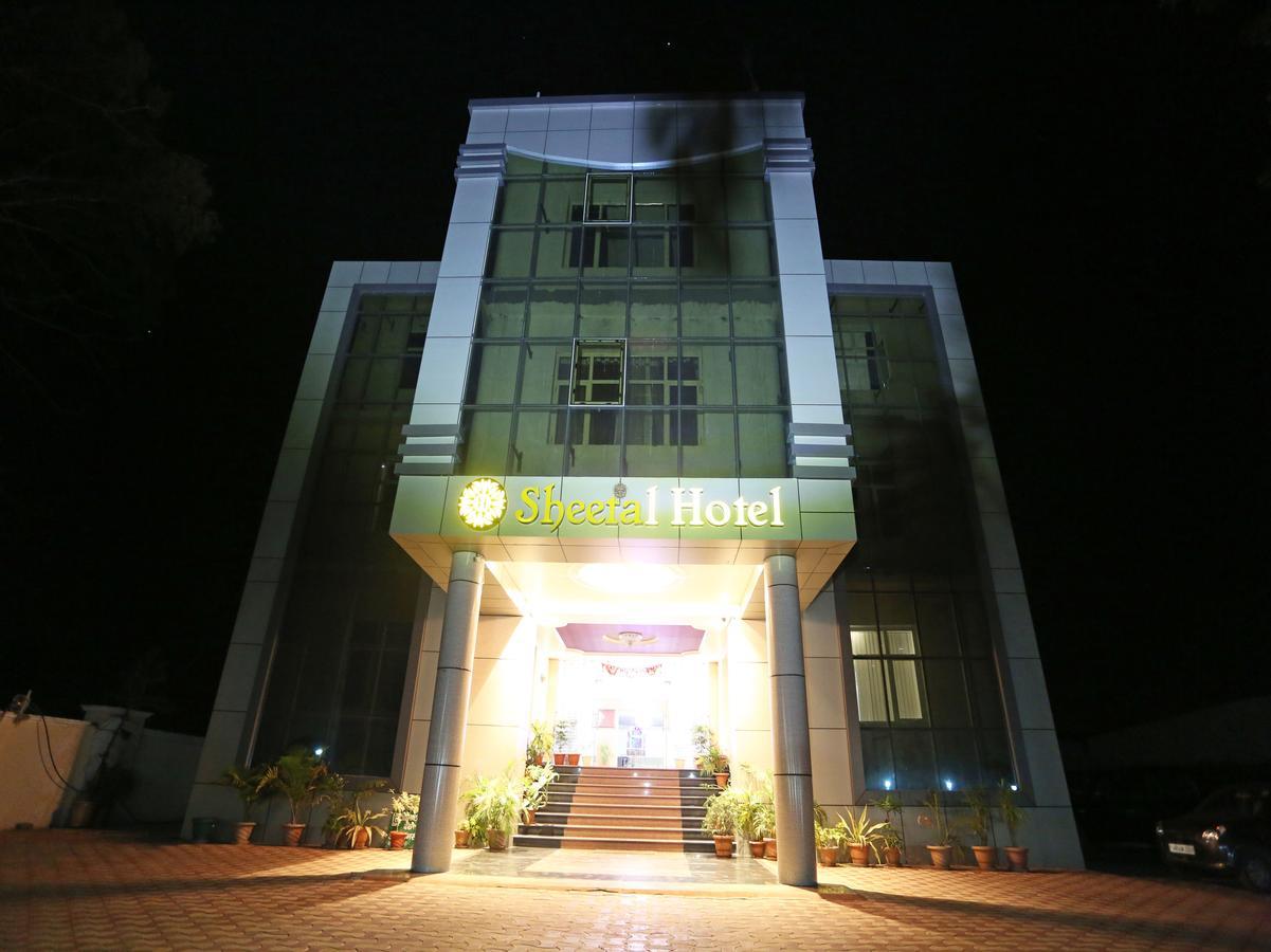 Oyo 4635 Sheetal Hotel Haldwāni Kültér fotó
