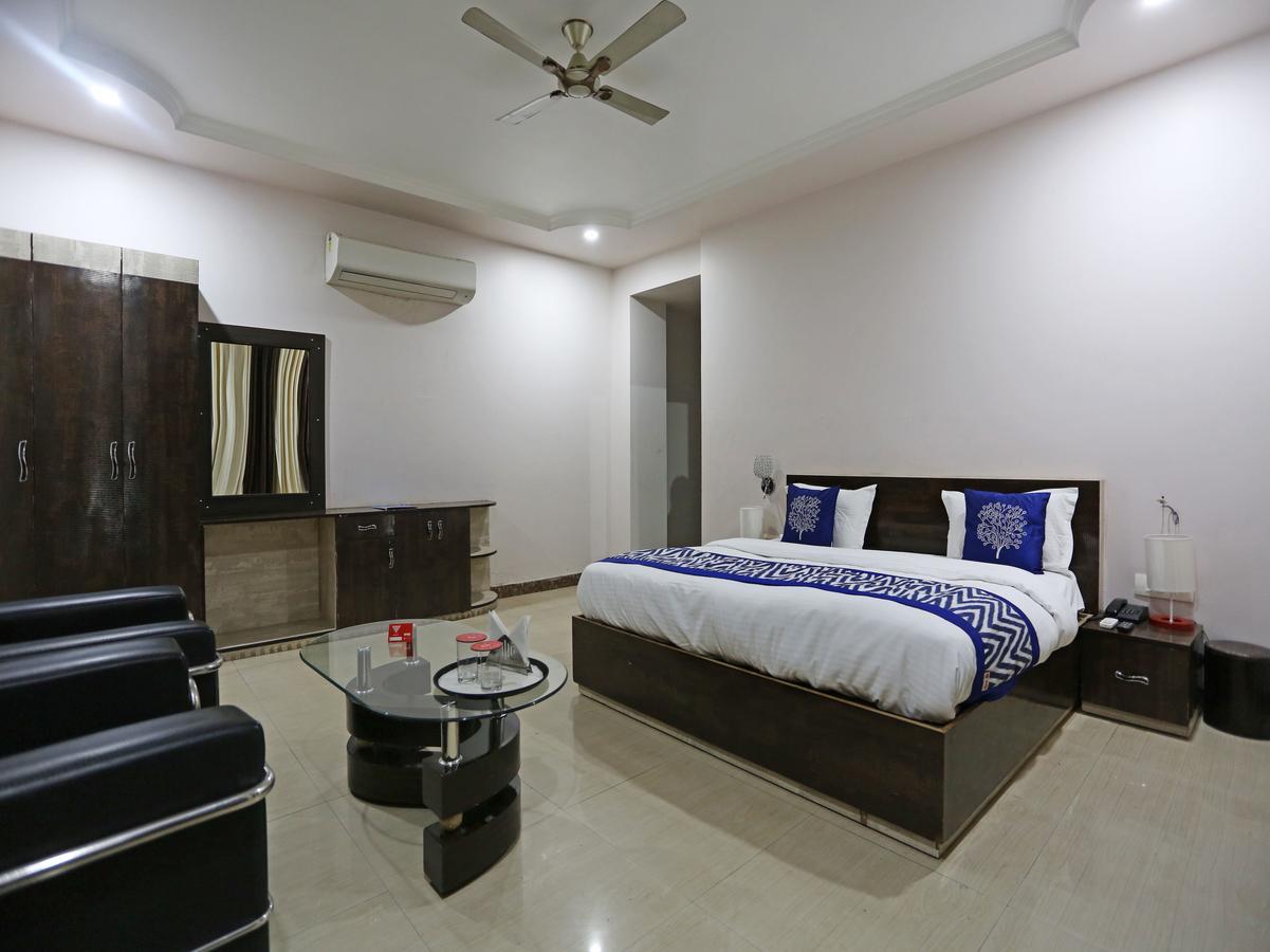 Oyo 4635 Sheetal Hotel Haldwāni Kültér fotó