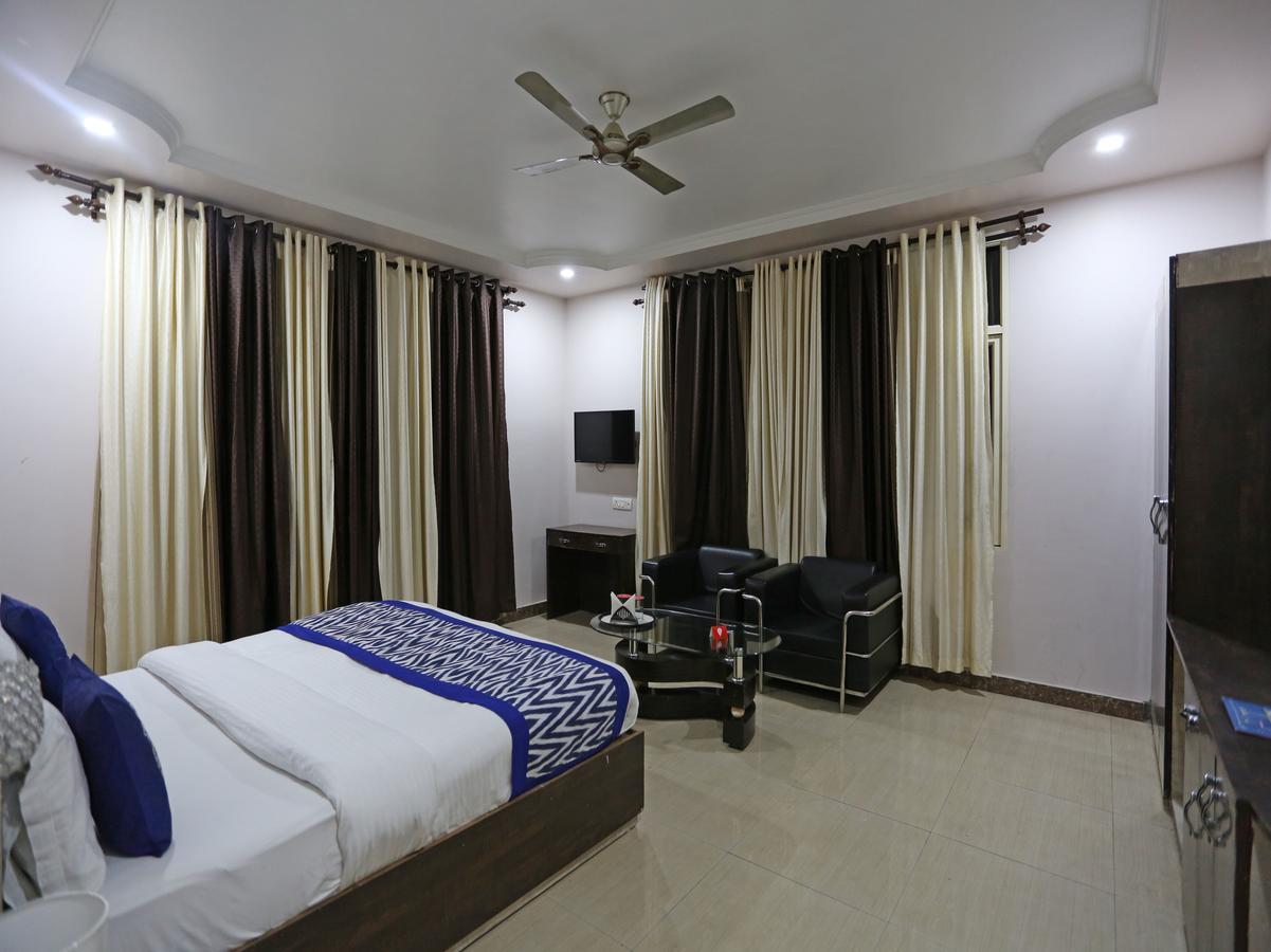 Oyo 4635 Sheetal Hotel Haldwāni Kültér fotó