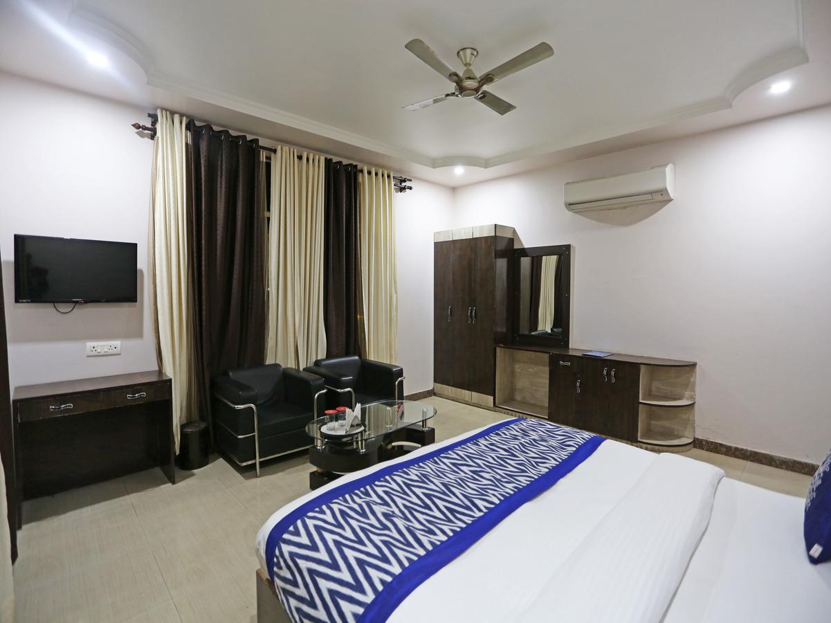 Oyo 4635 Sheetal Hotel Haldwāni Kültér fotó