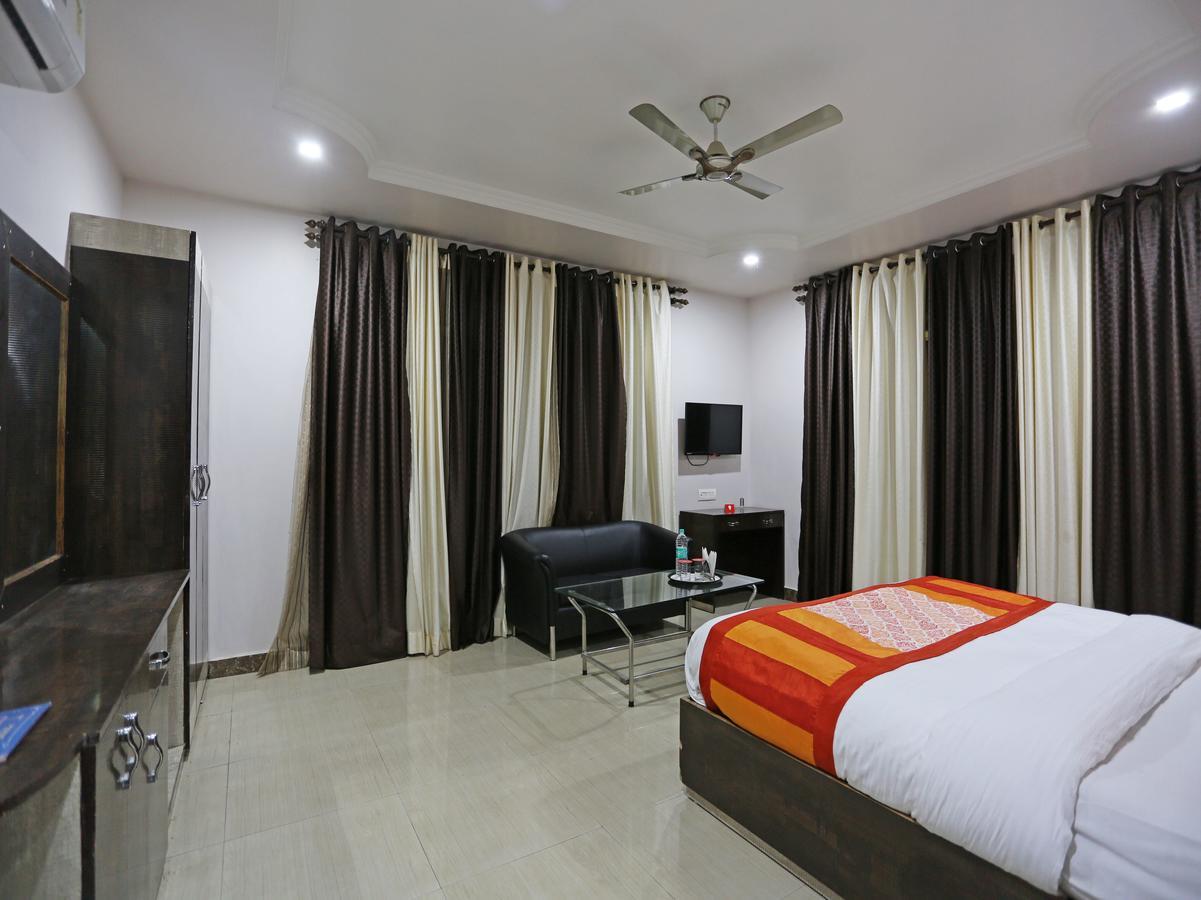Oyo 4635 Sheetal Hotel Haldwāni Kültér fotó
