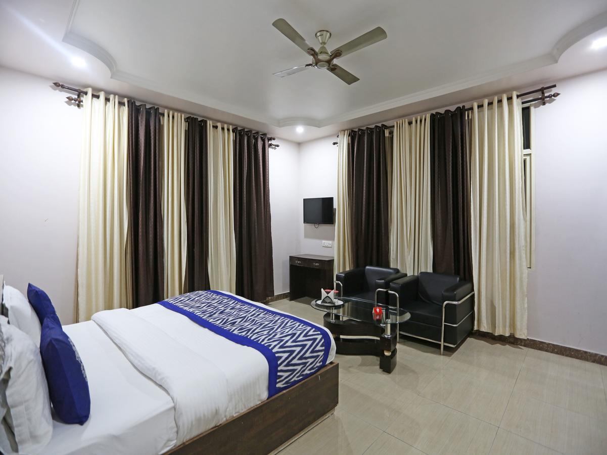 Oyo 4635 Sheetal Hotel Haldwāni Kültér fotó