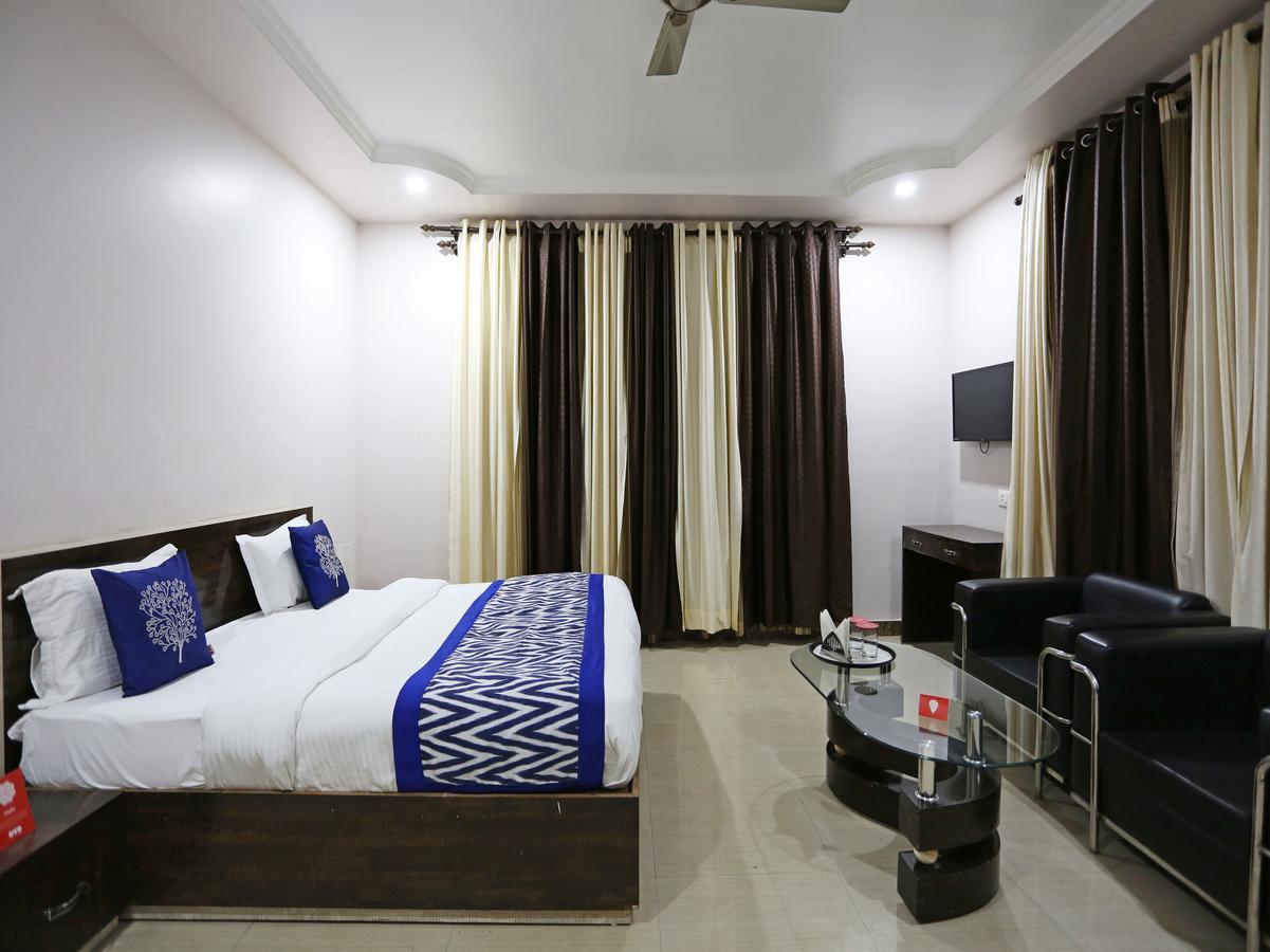 Oyo 4635 Sheetal Hotel Haldwāni Kültér fotó